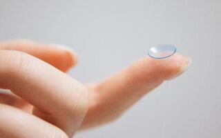 游泳时可以戴隐形眼镜吗？ 看看专家怎么说