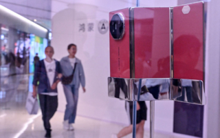 华为三折叠屏手机被消费者曝光“十大坑”