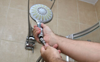 用白醋无法清除莲蓬头的水垢？ 试试这一物