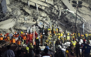 泰国大楼被震塌 承建商中铁急删封顶庆祝文