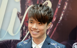 被指撞脸真人版“白雪公主” 张敬轩幽默回应