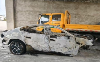 小米公布SU7高速路碰撞爆燃细节 股价跌超5%