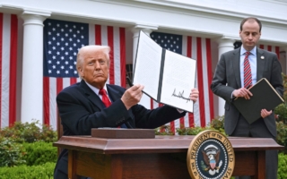 关税致股市暴跌 白宫告诉华尔街：相信川普