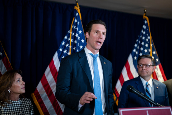 忧美军基地中资店国安风险 美议员提新法案