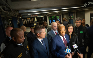 交通部长搭地铁视察 称效率部可帮MTA审查预算