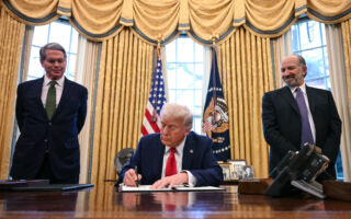 财长贝森特谈川普对等关税：不是演戏