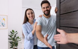 礼仪专家：到别人家做客 避免10个NG行为