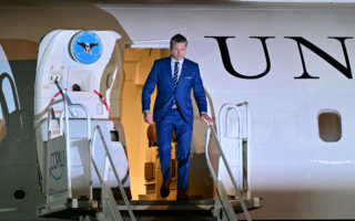 美防长访巴拿马：从中共手中“夺回”运河