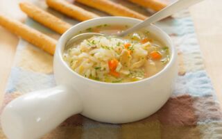 鸡汤拌饭好喝又营养 几分钟就能煮好