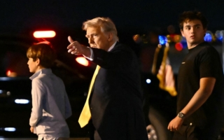 回应暂时免税 川普:芯片等将面临国安关税