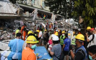 组图:缅甸震区惨不忍睹 逾2千死 近4千伤