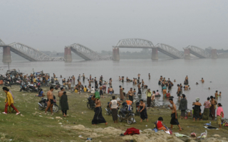 缅甸震后救援难 实皆市弥漫尸臭味