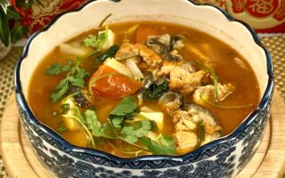 【梁厨美食】蕃茄豆腐滚三文鱼骨汤～营养可口