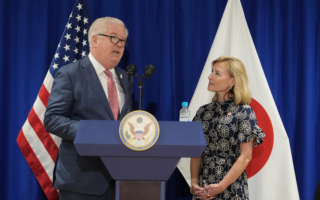 新任美驻日大使抵东京 强调联手反制中共