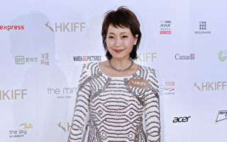 疑遭疯狂粉丝拽下车 叶童回应获赞高情商