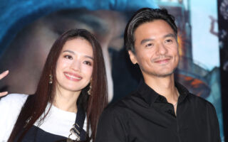 晒与冯德伦俏皮合照 舒淇素颜出镜庆49岁生日