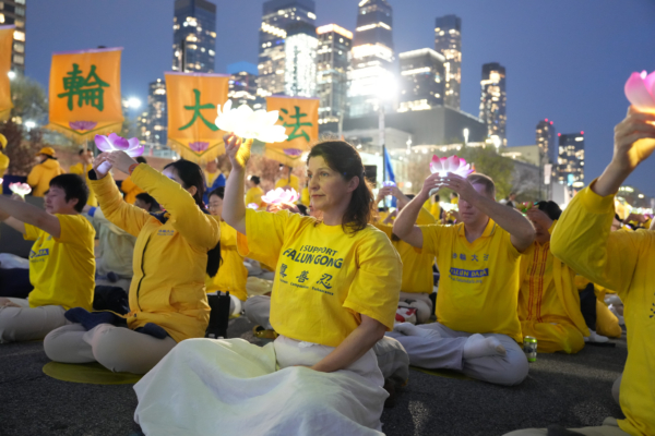 2025年4月19日晚,部分大纽约地区大法弟子在曼哈顿中领馆前举行烛光夜悼活动,纪念“四二五”26周年并揭露中共对法轮功的迫害。(戴兵/大纪元)