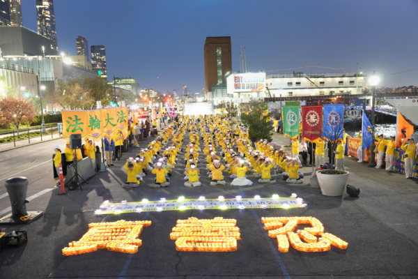 2025年4月19日晚,部分大纽约地区大法弟子在曼哈顿中领馆前举行烛光夜悼活动,纪念“四二五”26周年并揭露中共对法轮功的迫害。(戴兵/大纪元)