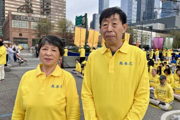 法轮功学员文英(左)和丈夫刘建平半年前逃离中国。2023年她刚结束长达七年的冤狱。(赵芬妮/大纪元)