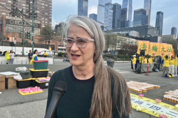 法轮功学员Fernandez也在现场讲述自2000年修炼法轮大法以来的受益经历。(赵芬妮/大纪元)