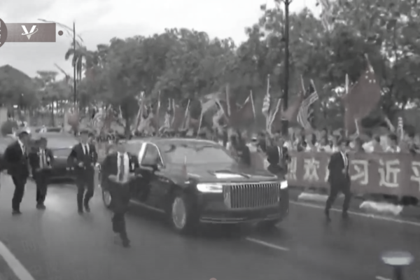 马国部长在地下室赠习五爪金龙锡盘 惹质疑