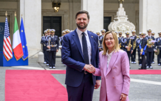 万斯携家人抵罗马访问 将在梵蒂冈过复活节