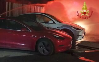 特斯拉罗马经销店发生火灾 烧毁17辆汽车