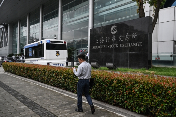 中国股市散户争相“为国抄底” ?专家质疑