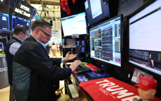 川普表示无意解雇鲍威尔 全球股市反弹