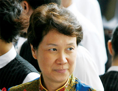 李显龙夫人何晶再转文 配习孤坐图 再引关注