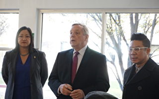 德宾议员拜访老人公寓 承诺保护社会福利