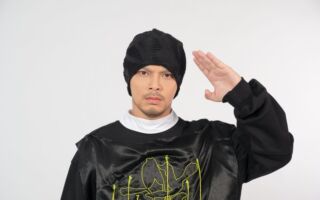 黄明志晒两物 历史大潮下疑引歌迷选边站　