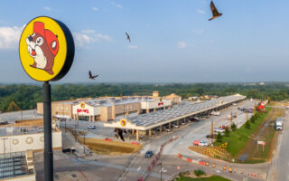 在美国德州的世界最大加油站 可供120辆车加油