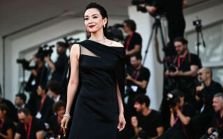 章子怡颁奖礼后台意外摔倒 坐轮椅现身高铁站