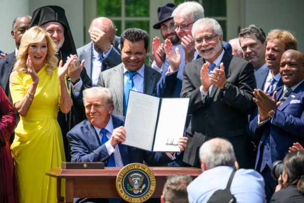 美全国祈祷日 川普宣布设立宗教自由委员会