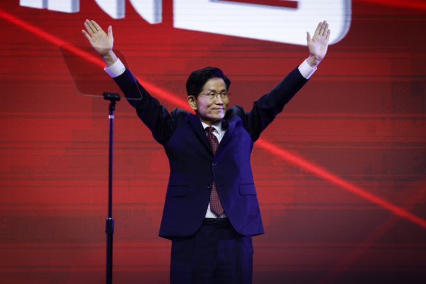 竞选韩国总统 前劳动部长金文洙获执政党提名