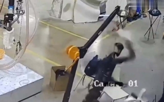 会突然发狂打人 宇树人形机器人租金大跌