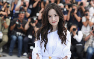 杨幂低调现身高铁站 被疑赴港看女儿引热议