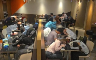 大陆游客五一在香港麦当劳过夜 登上热搜