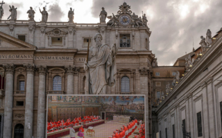 西斯廷教堂飘黑烟 首轮投票未选出新教宗