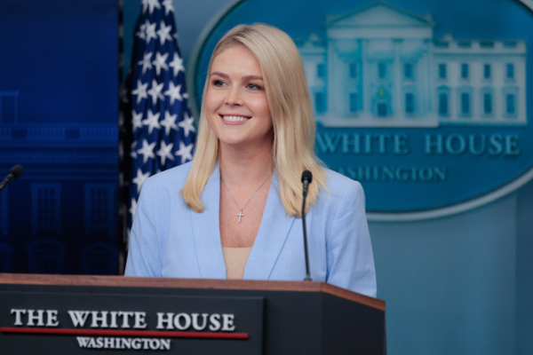 白宫新闻秘书工作时喂奶 照片在网络上热传