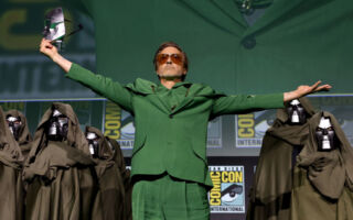 手捧“鹰眼”新书 小劳勃秀《复仇者5》片场照