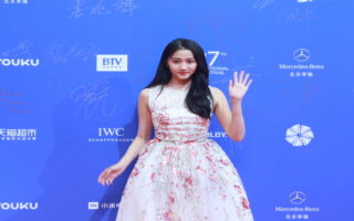 疑回应与鹿晗分手传闻 关晓彤无名指戒指引热议