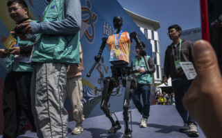 中共频晒机器人表演 专家析美国为何不屑参与