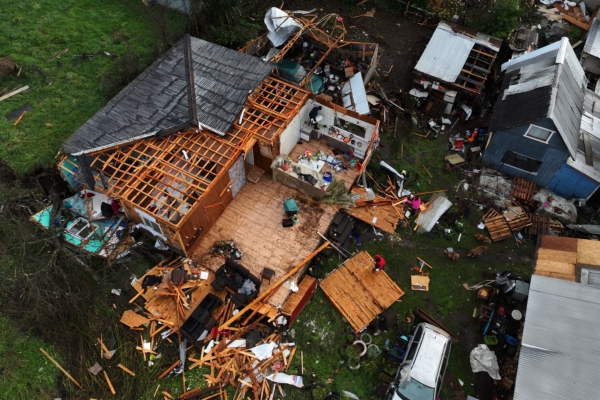 组图:智利南部遭龙卷风吹袭 数百建筑受损
