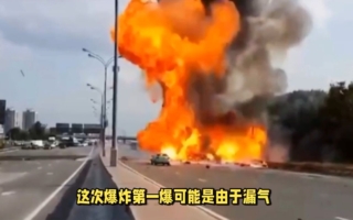 陕西街头沃尔沃汽车起火 如同火球迅速爆炸
