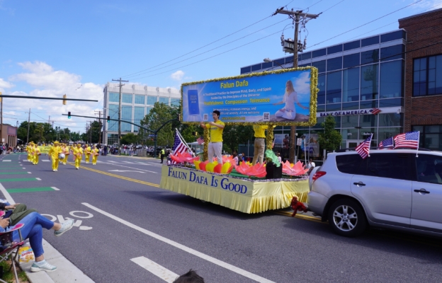 5月26日，美国大华府地区马里兰州罗克韦尔市和弗吉尼亚州的瀑布教堂市举行了阵亡将士纪念日游行。华府部分法轮功学员应邀参加，受到当地民众的喜爱。（张予/大纪元）