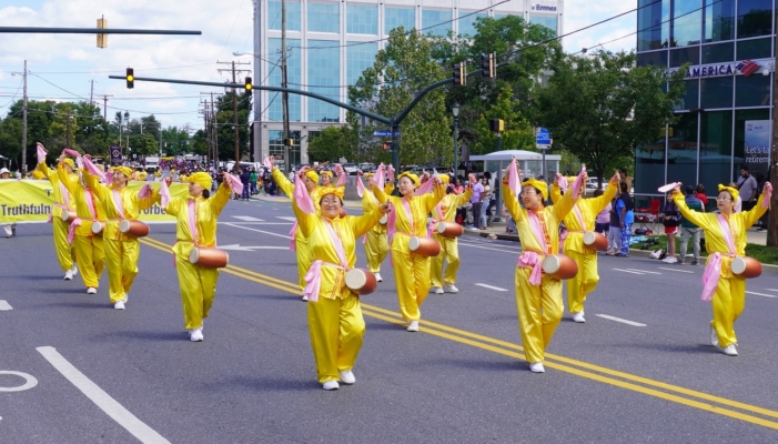 5月26日，美国大华府地区马里兰州罗克韦尔市和弗吉尼亚州的瀑布教堂市举行了阵亡将士纪念日游行。华府部分法轮功学员应邀参加，受到当地民众的喜爱。（张予/大纪元）