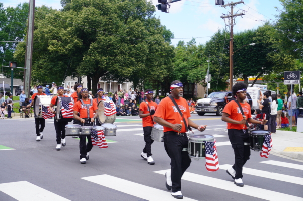 5月26日，美国大华府地区马里兰州罗克韦尔市和弗吉尼亚州的瀑布教堂市举行了阵亡将士纪念日游行。华府部分法轮功学员应邀参加，受到当地民众的喜爱。（张予/大纪元） 