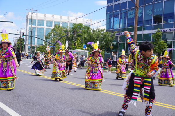 5月26日，美国大华府地区马里兰州罗克韦尔市和弗吉尼亚州的瀑布教堂市举行了阵亡将士纪念日游行。华府部分法轮功学员应邀参加，受到当地民众的喜爱。（张予/大纪元）